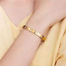 Load image into Gallery viewer, Furl stone studded bracelet
