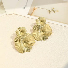 Load image into Gallery viewer, Baby swirled flower earrings
