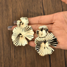 Load image into Gallery viewer, Baby swirled flower earrings
