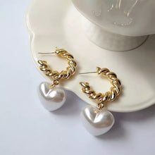 Load image into Gallery viewer, Little Drops of love earrings
