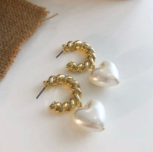 Load image into Gallery viewer, Little Drops of love earrings
