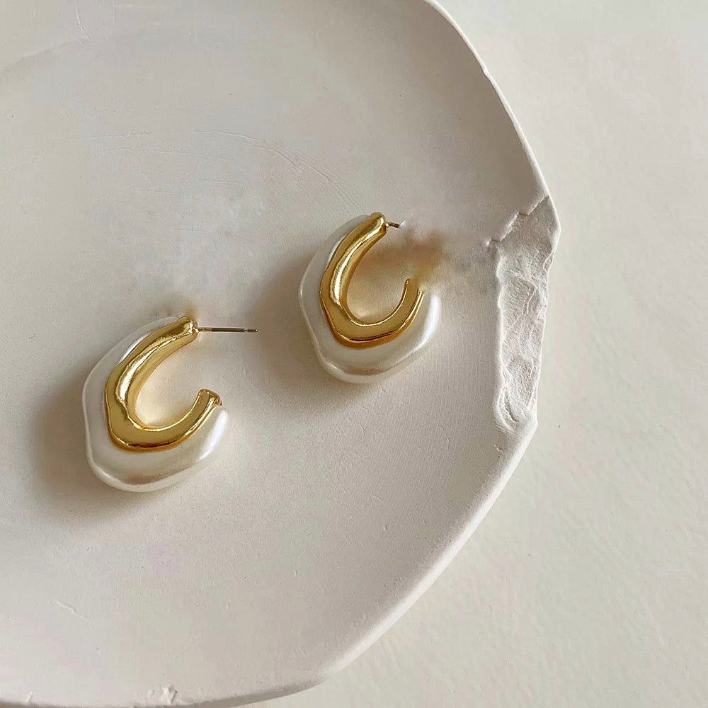 Jessica pearson golden pearl hoops